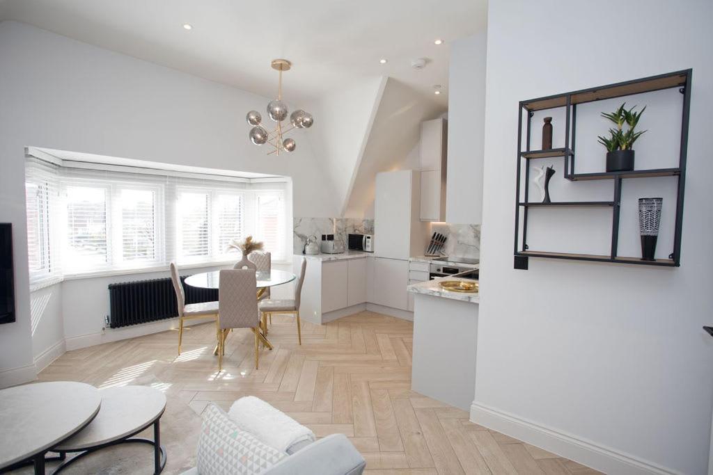 Ultra Stylish Apt Set In An Affluent Location Poole Exterior foto