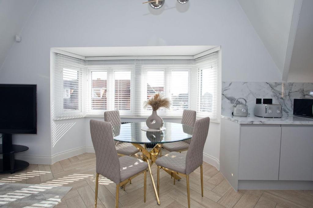 Ultra Stylish Apt Set In An Affluent Location Poole Exterior foto