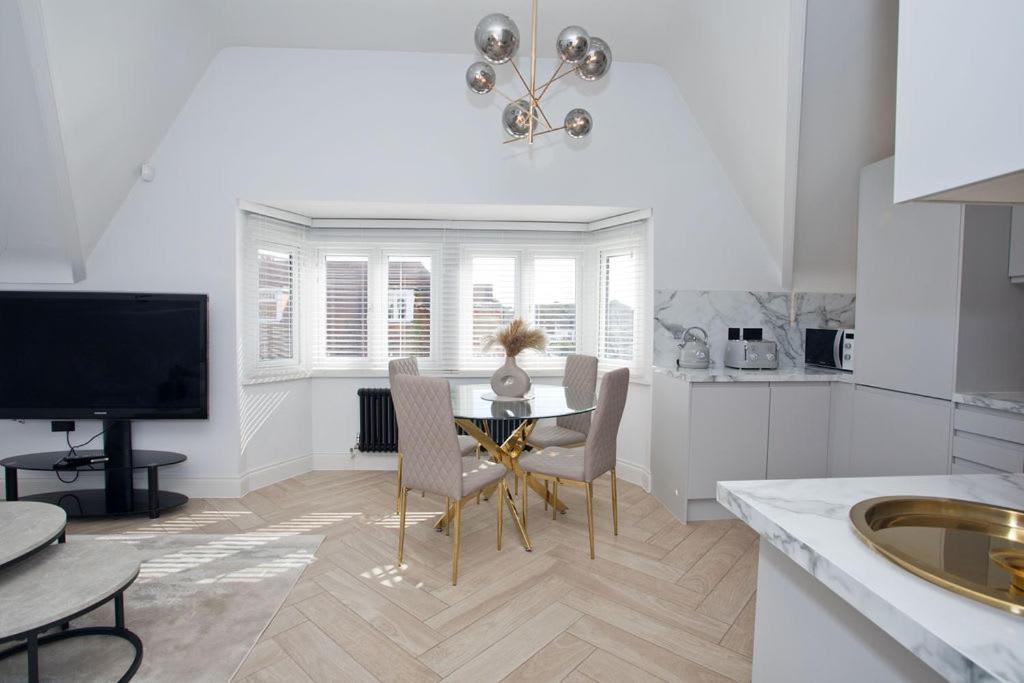 Ultra Stylish Apt Set In An Affluent Location Poole Exterior foto